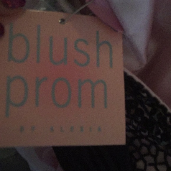 Pink prom dress from “Peaches” boutique - Picture 5 of 7